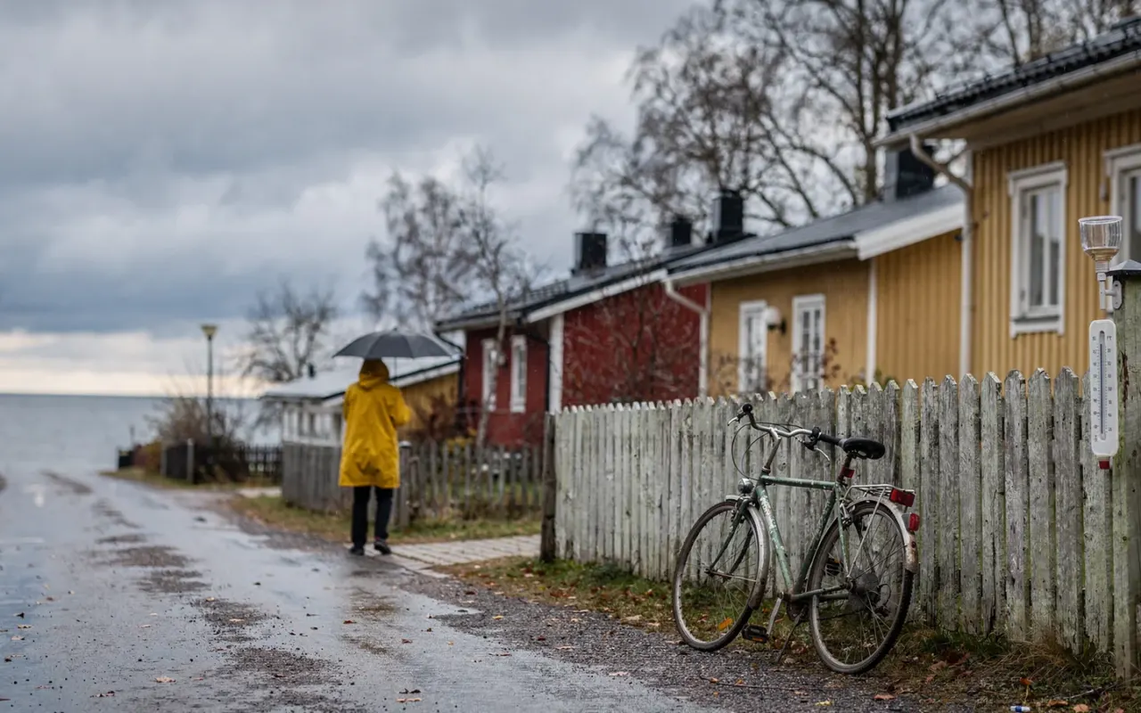 Uusikaarlepyyn rantakatu syksyllä, sade ja pilvinen meri.