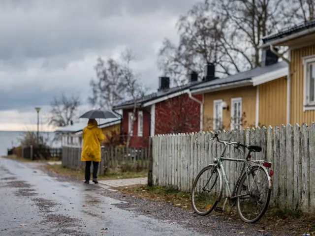Uusikaarlepyyn rantakatu syksyllä, sade ja pilvinen meri.