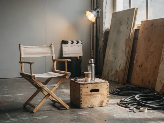Takahuoneen lavastevarasto, jossa televisiotuotannon rekvisiittaa ja rauhallinen tunnelma.